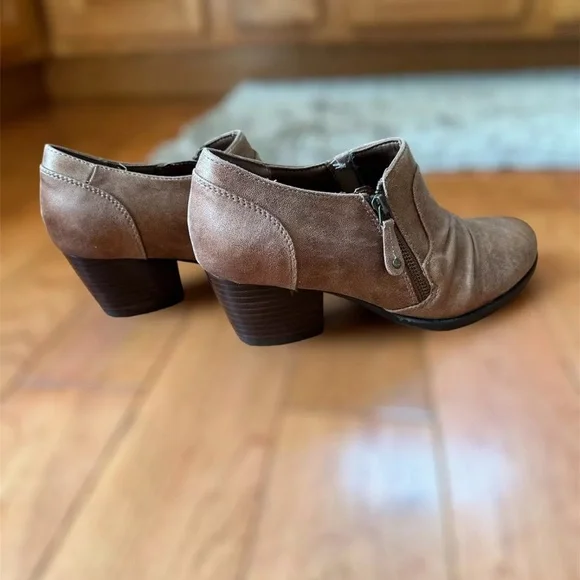 Rylie Booties by Beartraps Women’s Size 9 Heel Size 2.5” - Picture 2 of 8